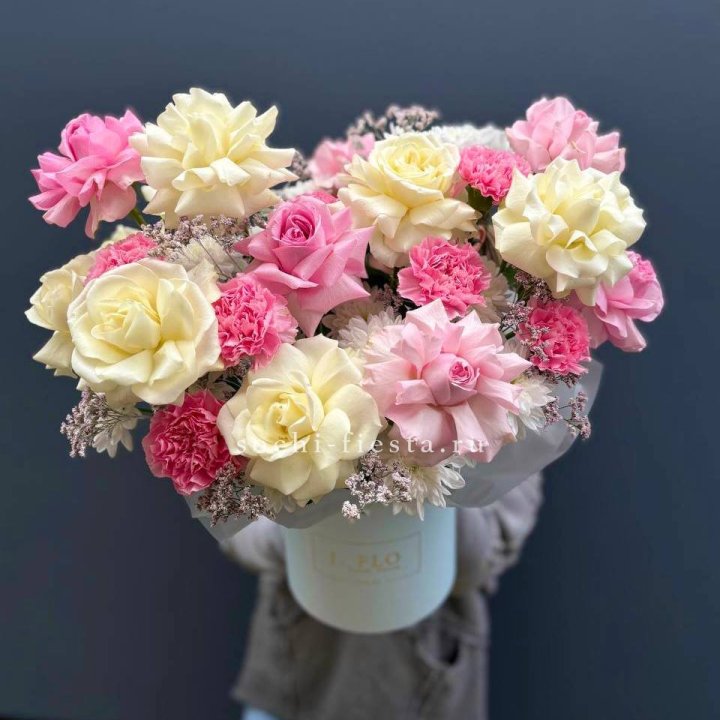 Коробка французских роз и диантусов "Бони" в Йошкар-Оле