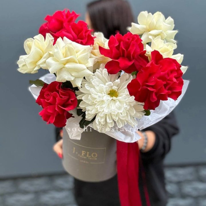 Французские розы с хризантемой в боксе в Йошкар-Оле