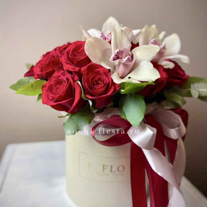 Розы и орхидеи в боксе в Йошкар-Оле