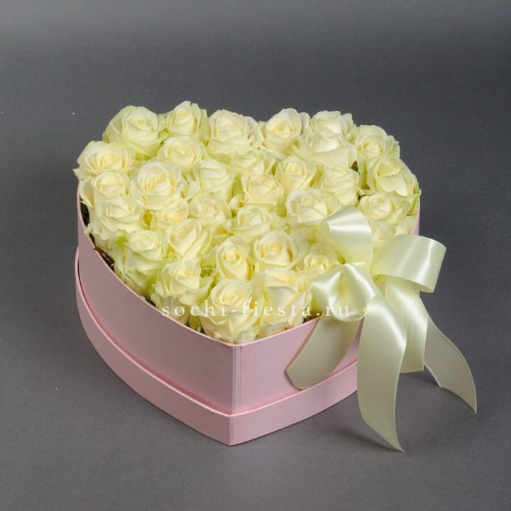 35 белых роз в коробке "Сердце" в Йошкар-Оле