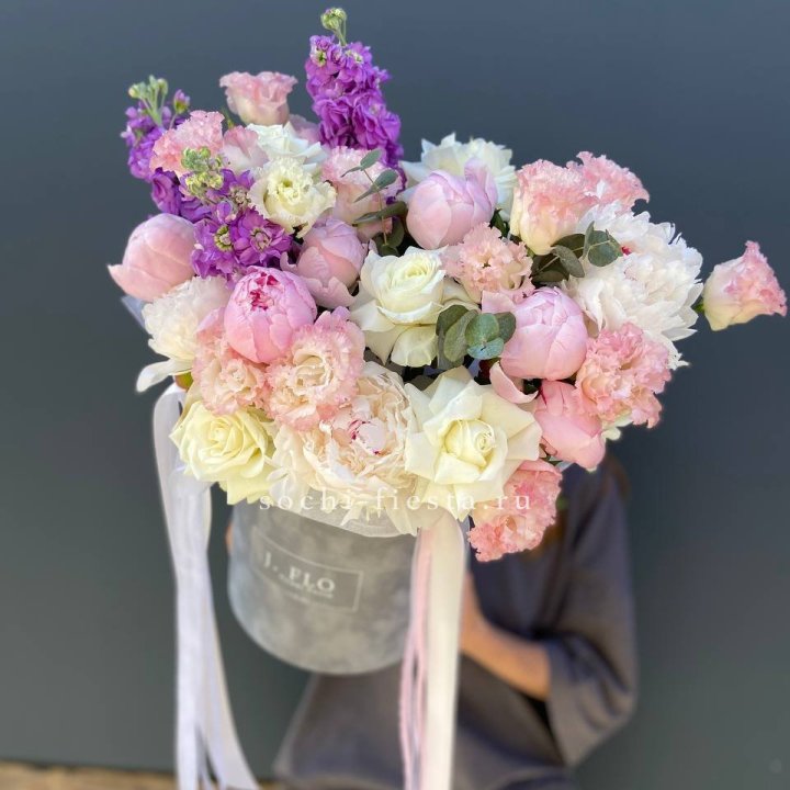 Дизайнерский цилиндр с пионами "Ривьера" в Йошкар-Оле