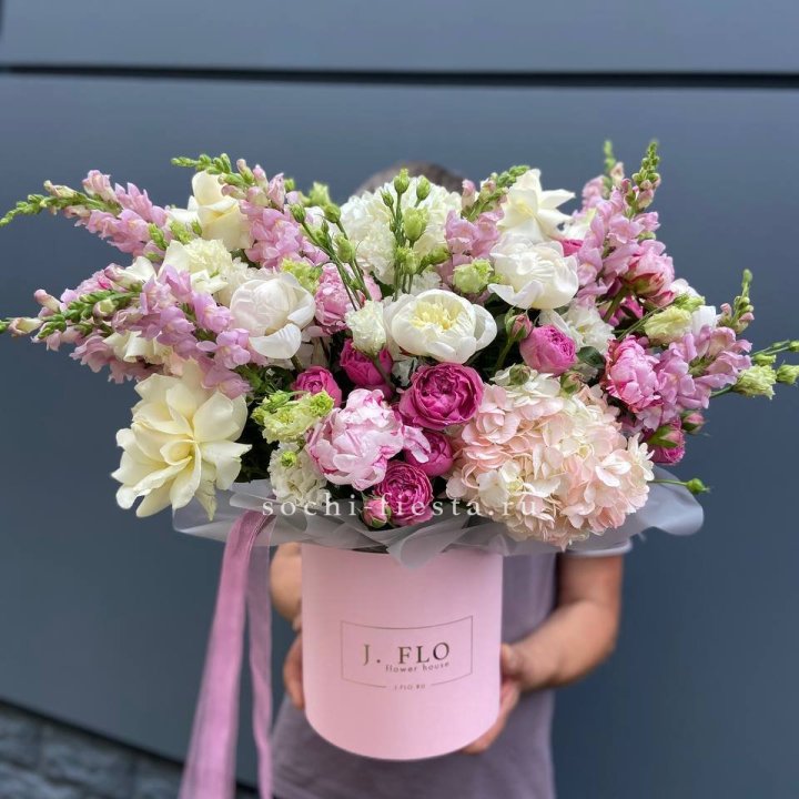 Дизайнерский цилиндр с пионами "Саманта" в Йошкар-Оле