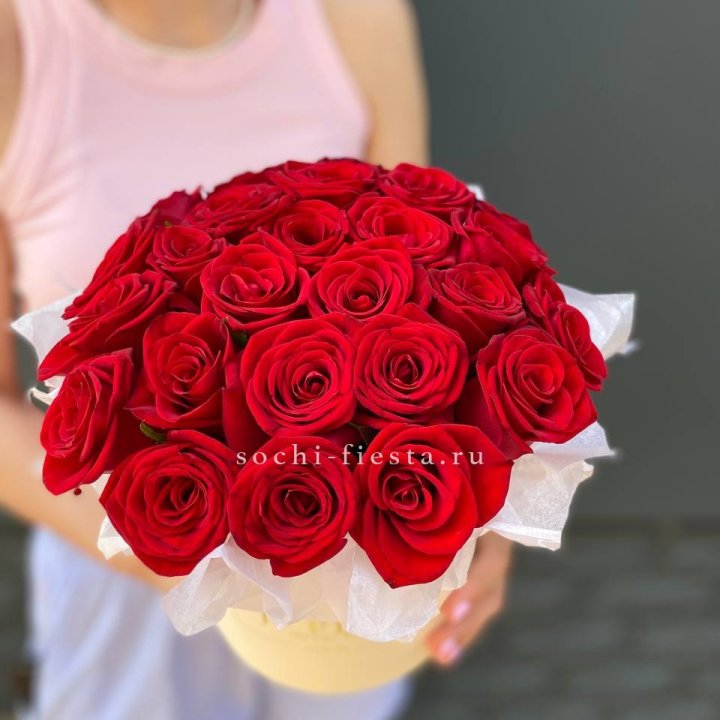 Красные розы в цилиндре в Йошкар-Оле