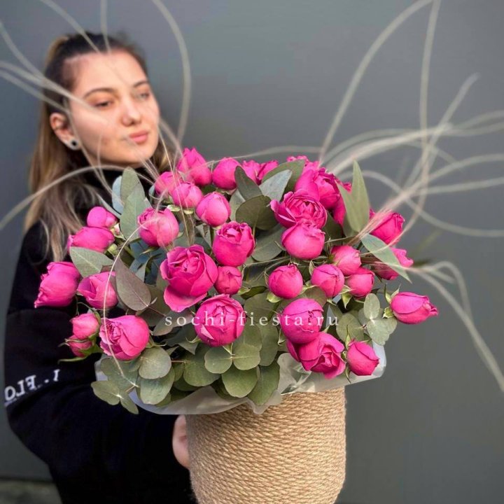 Пионовидные розы Мисти Бабблс в джутовом кашпо в Йошкар-Оле