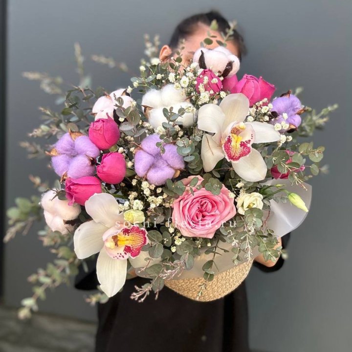 Орхидея и розы в джутовом кашпо в Йошкар-Оле