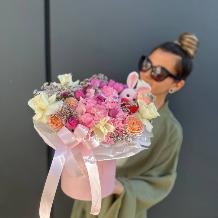 Дизайнерский цилиндр с игрушкой "Лола" в Йошкар-Оле