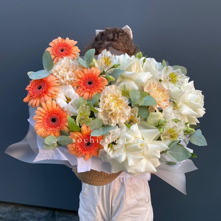 Розы и герберы в джутовом кашпо "Георгино" в Йошкар-Оле