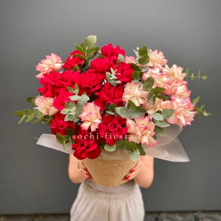 25 Французских роз в джутовом кашпо  в Йошкар-Оле