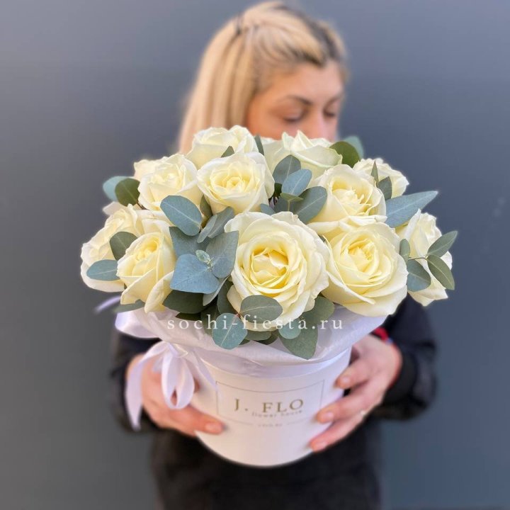 15 белых роз в боксе в Йошкар-Оле