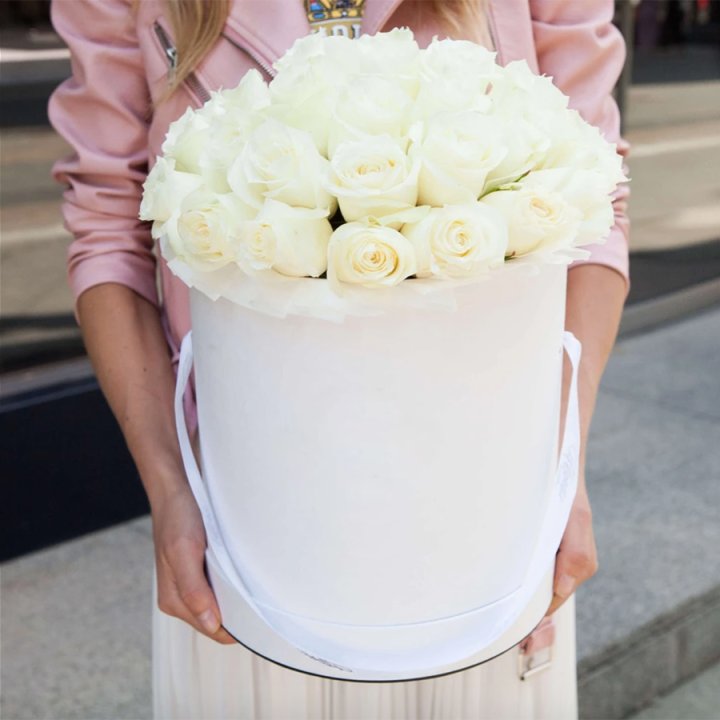 35 белых роз в цилиндре в Йошкар-Оле