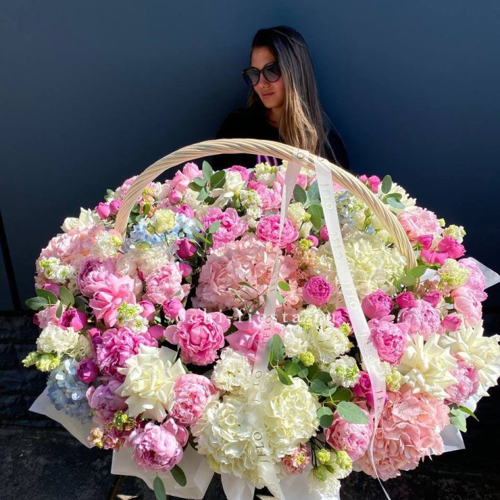 Цветочная корзина из пионов и пионовидных роз "Перфекте" в Йошкар-Оле