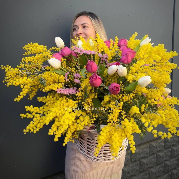Цветочная корзина с мимозой "Спринг" в Йошкар-Оле