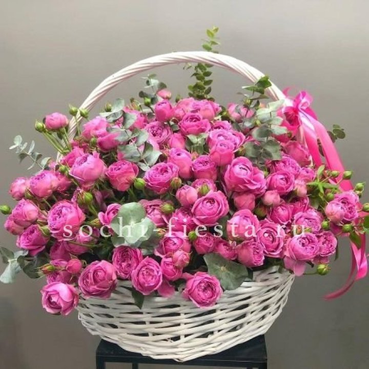 65 пионовидных кустовых роз в корзине в Йошкар-Оле