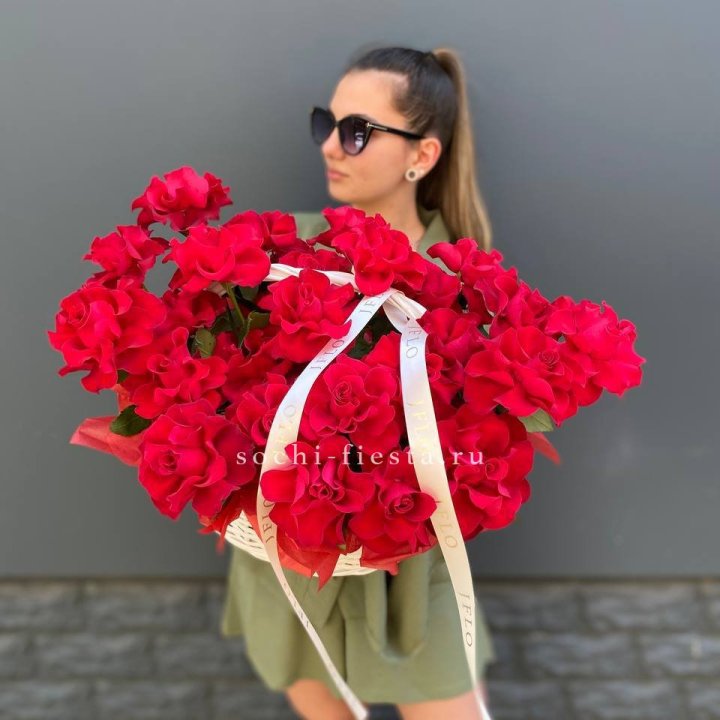 Красные французские розы в корзине в Йошкар-Оле