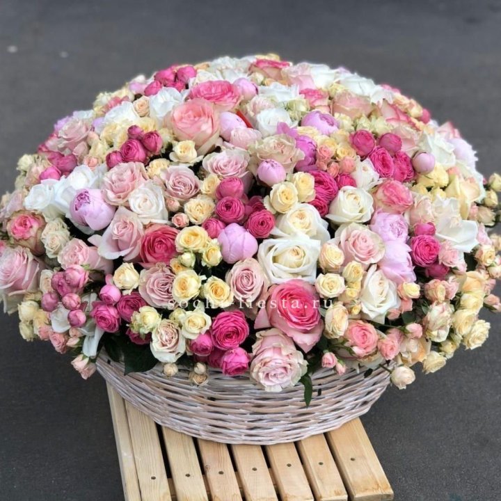 Цветочная корзина из пионов и пионовидных роз "Юниверсити" в Йошкар-Оле