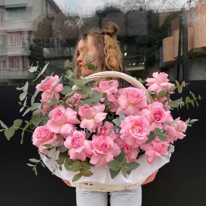 25 роз в цветочной корзине  в Йошкар-Оле