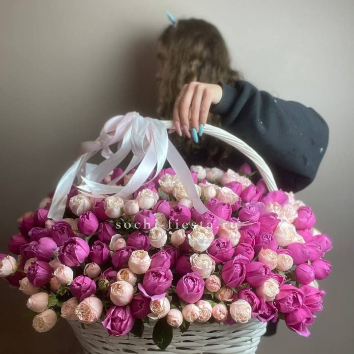 Премиум корзина пионовидных кустовых роз в Йошкар-Оле