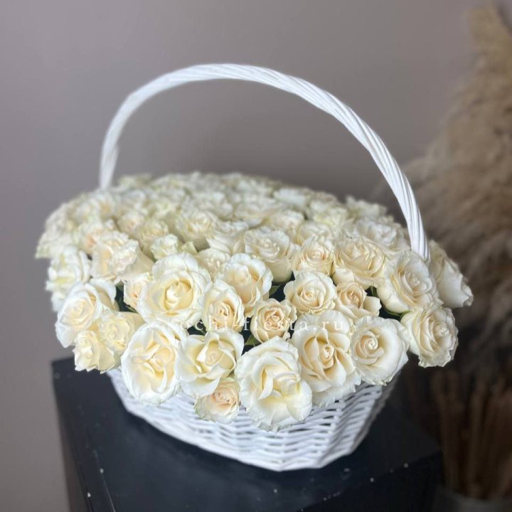 101 белая роза в корзине в Йошкар-Оле