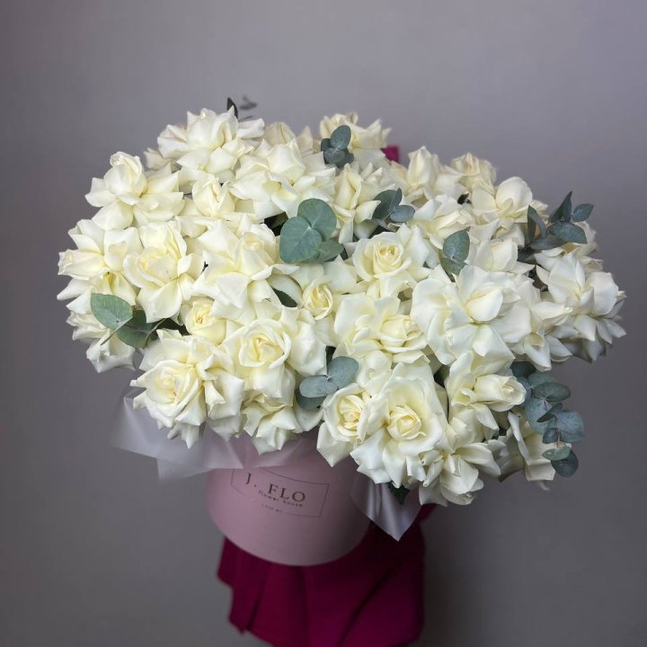 37 белых роз в боксе в Йошкар-Оле