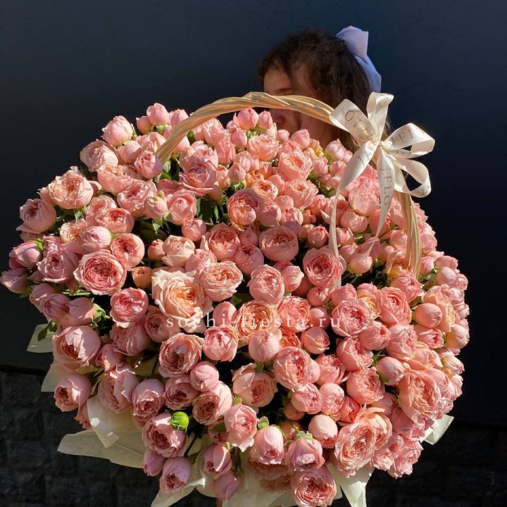 Корзина из пионовидных роз в Йошкар-Оле