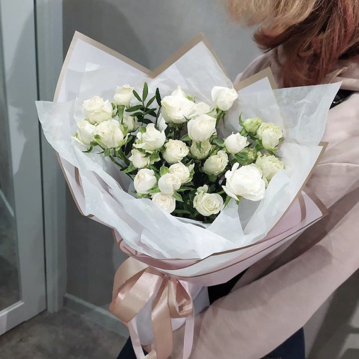 Белоснежные кустовые розы в Йошкар-Оле