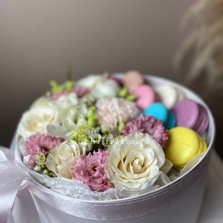 Цветы в цилиндре с макаронс "Прованс" в Йошкар-Оле