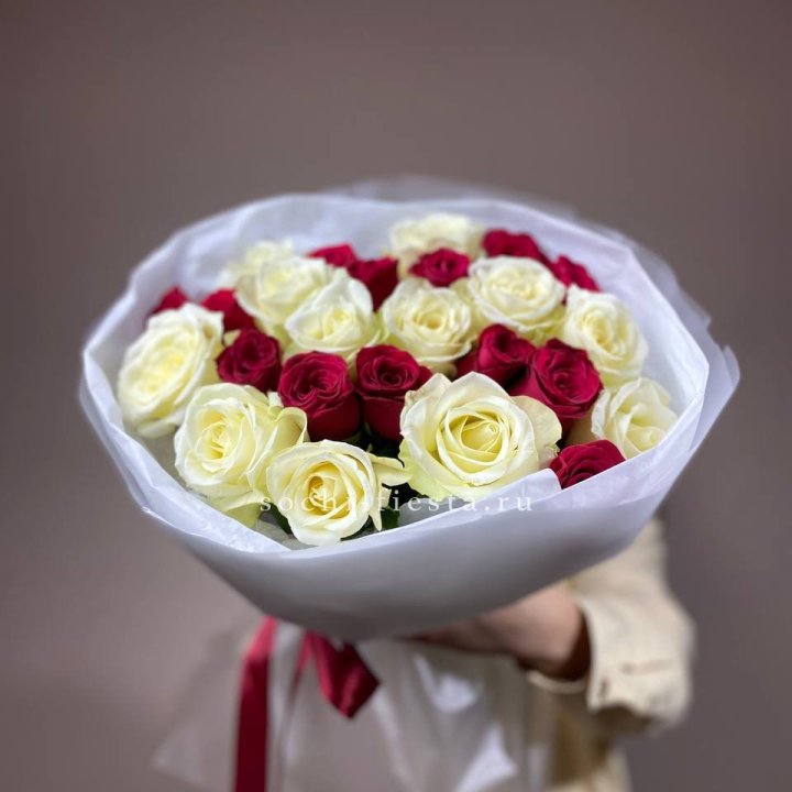 Букет их красных и белых 25 роз в Йошкар-Оле