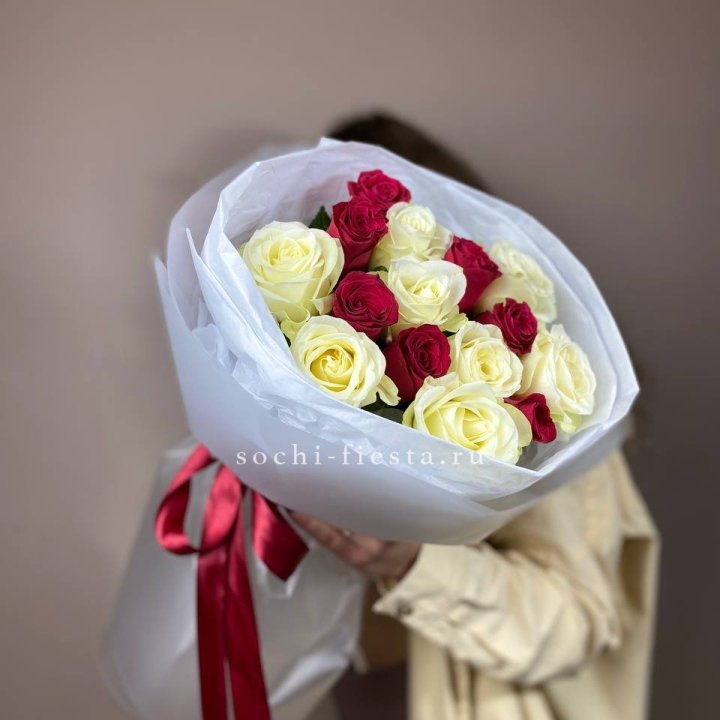 Букет из красных белых 15 роз в Йошкар-Оле