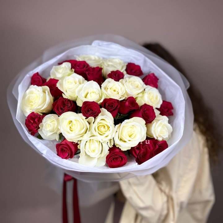 Букет из красных белых 35 роз в Йошкар-Оле