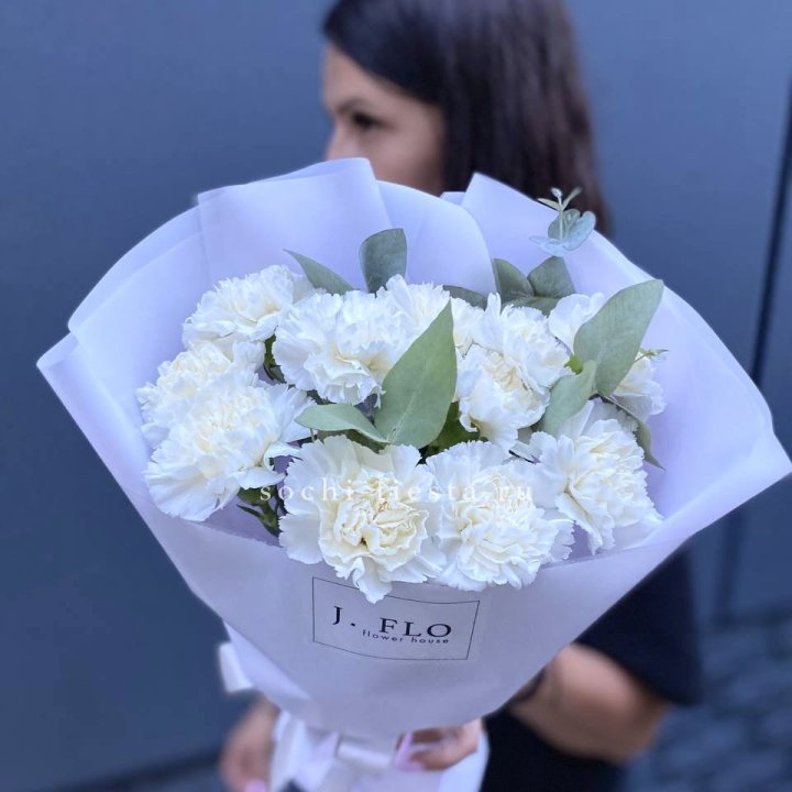 Букет белых диантусов с эвкалиптом в Йошкар-Оле