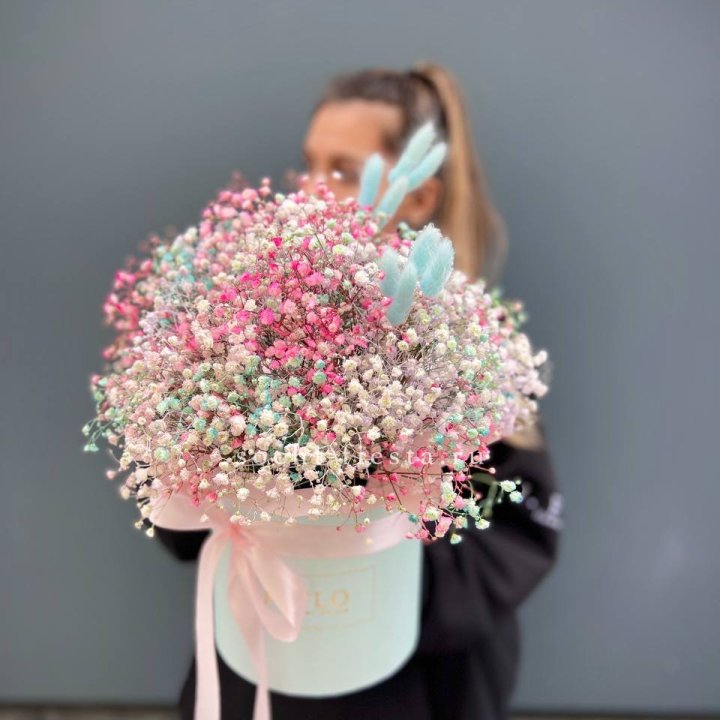 9 Радужных гипсофилы в шляпной коробке в Йошкар-Оле