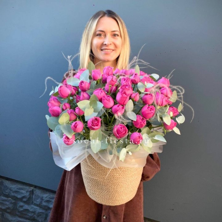 Пионовидные розы  в джутовом кашпо  в Йошкар-Оле