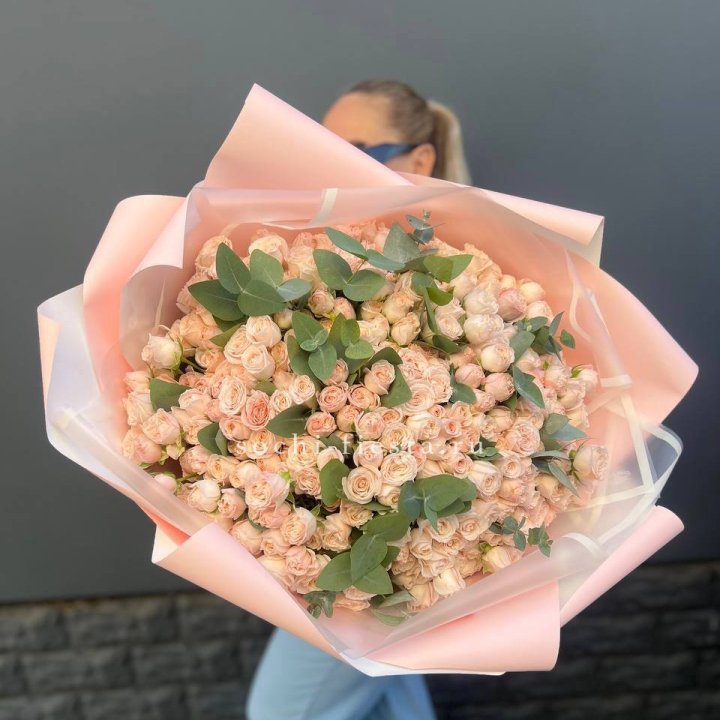 101 кустовая роза с эвкалиптом в Йошкар-Оле