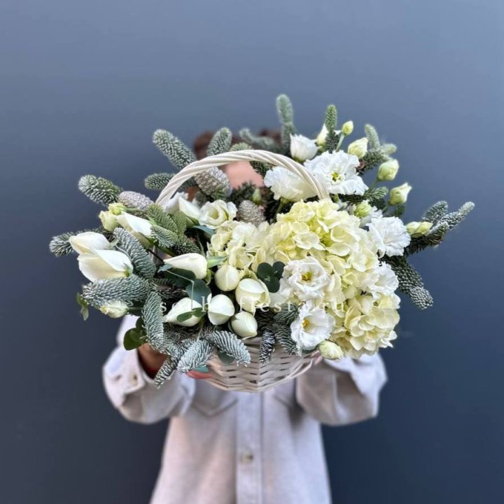 Новогодняя корзина с цветами в Йошкар-Оле