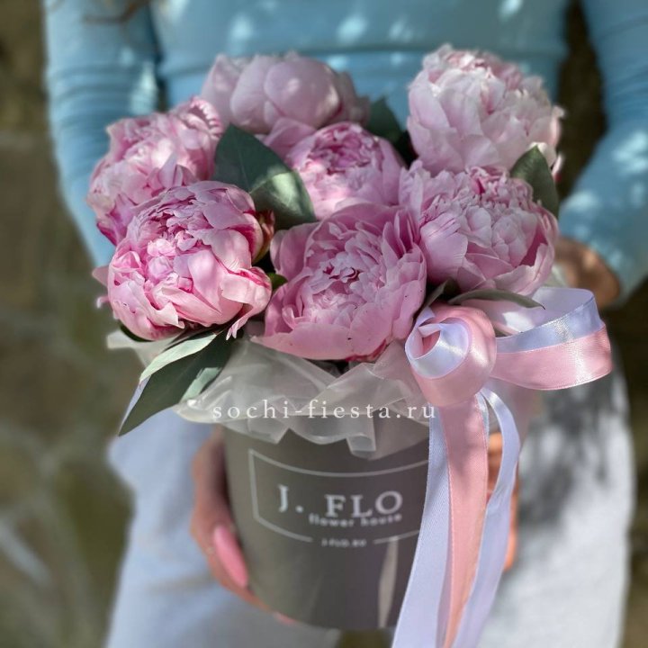 Цилиндр пионов с эвкалиптом в Йошкар-Оле