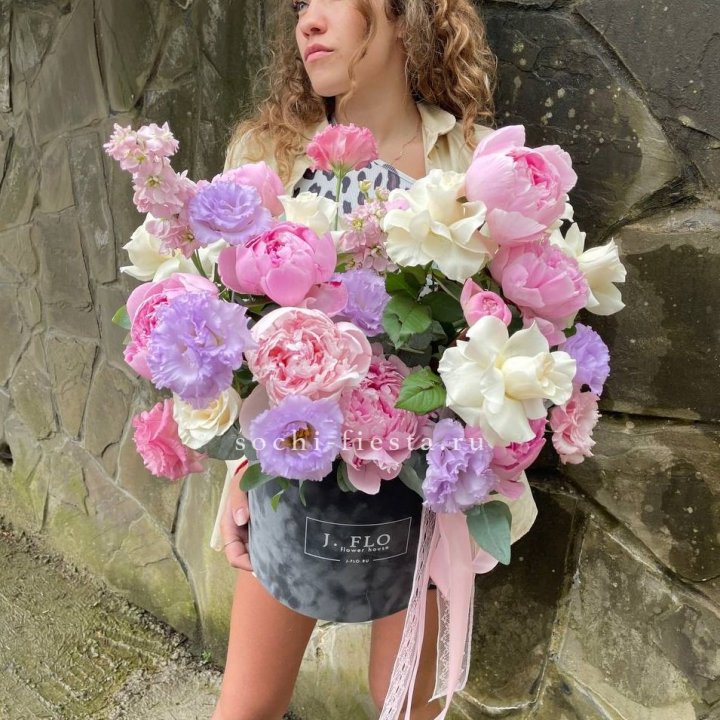 Дизайнерский цилиндр с пионами в Йошкар-Оле