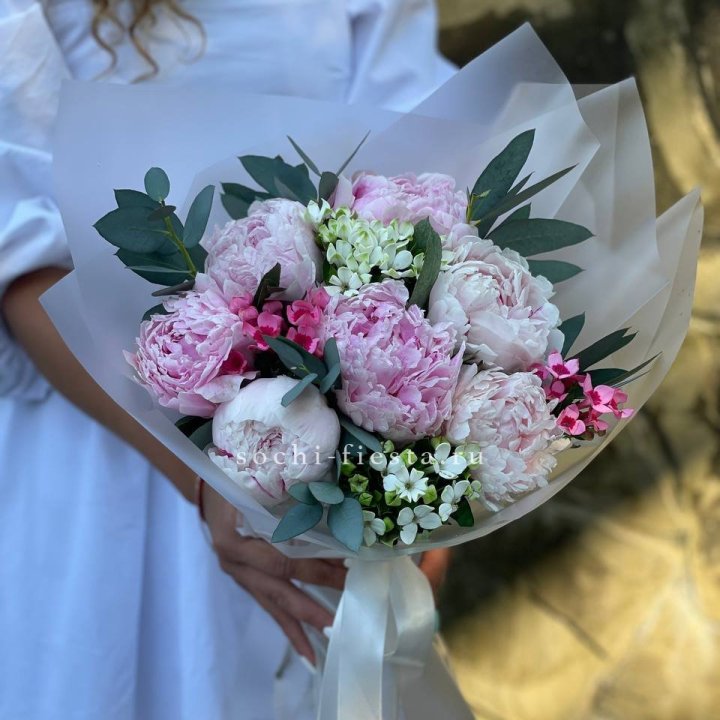 7 зефирных пионов с эвкалиптом в Йошкар-Оле