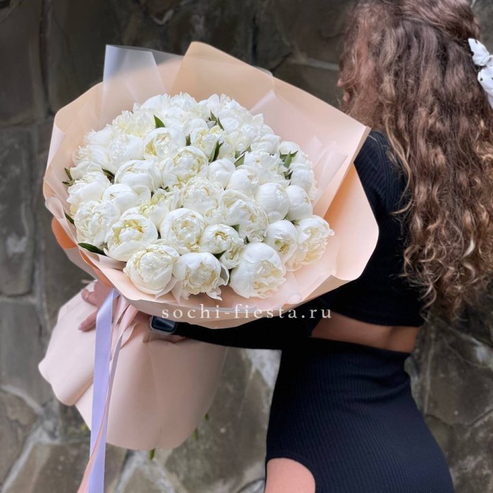 35 белых пион в Йошкар-Оле