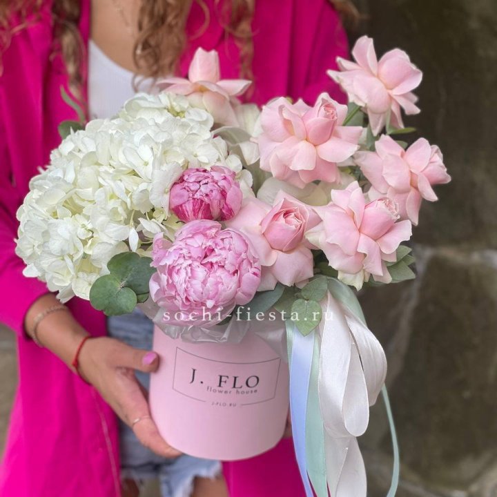 Цилиндр с пионами "Алисия" в Йошкар-Оле