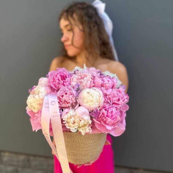 15 пионов в джутовом кашпо в Йошкар-Оле