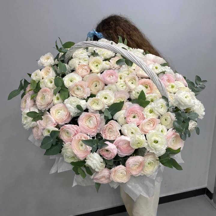 Ранункулюсы в корзине в Йошкар-Оле