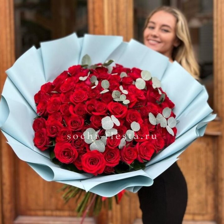 101 красная роза с эвкалиптом в Йошкар-Оле