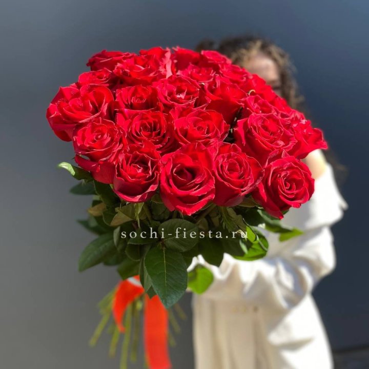 25 высоких красных роз в Йошкар-Оле