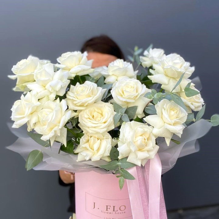 17 Французских белых роз в боксе в Йошкар-Оле