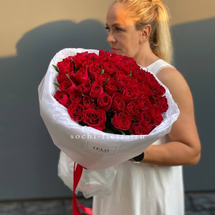 51 роза мадам ред в нежном оформлении в Йошкар-Оле