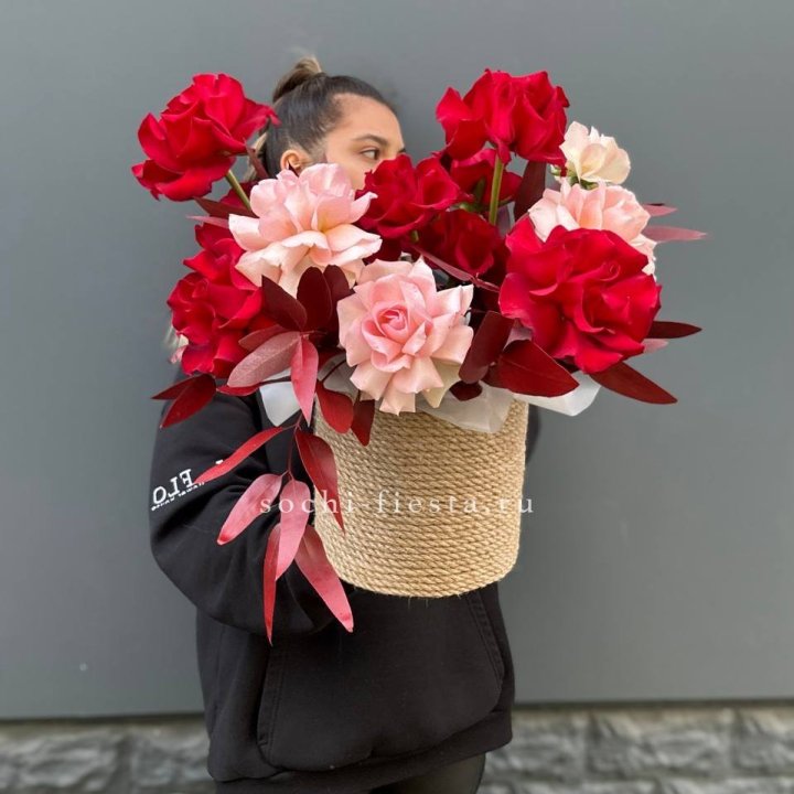 15 Французских роз в джутовом кашпо в Йошкар-Оле