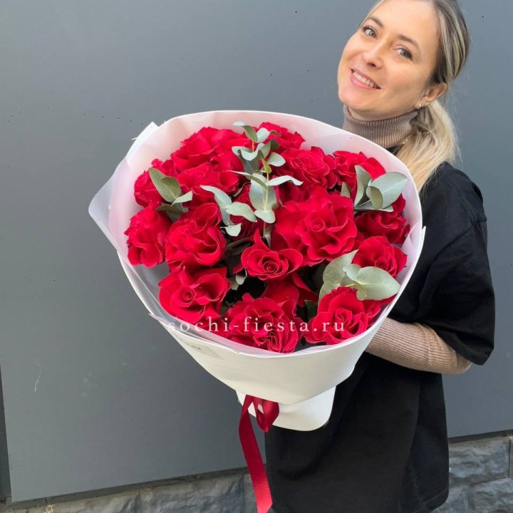 17 Красных французских роз в Йошкар-Оле