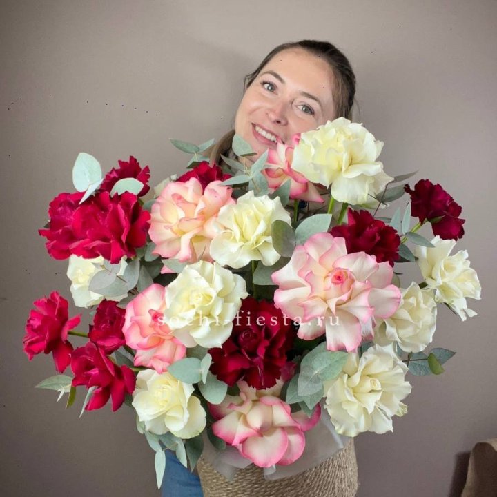 35 французских роз микс в джутовом боксе в Йошкар-Оле