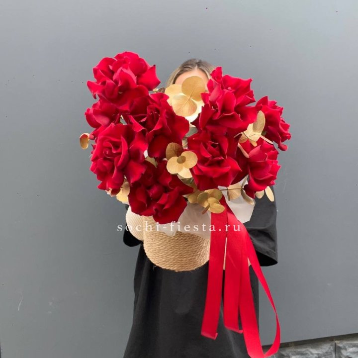 Красные французские розы в джутовом кашпо в Йошкар-Оле