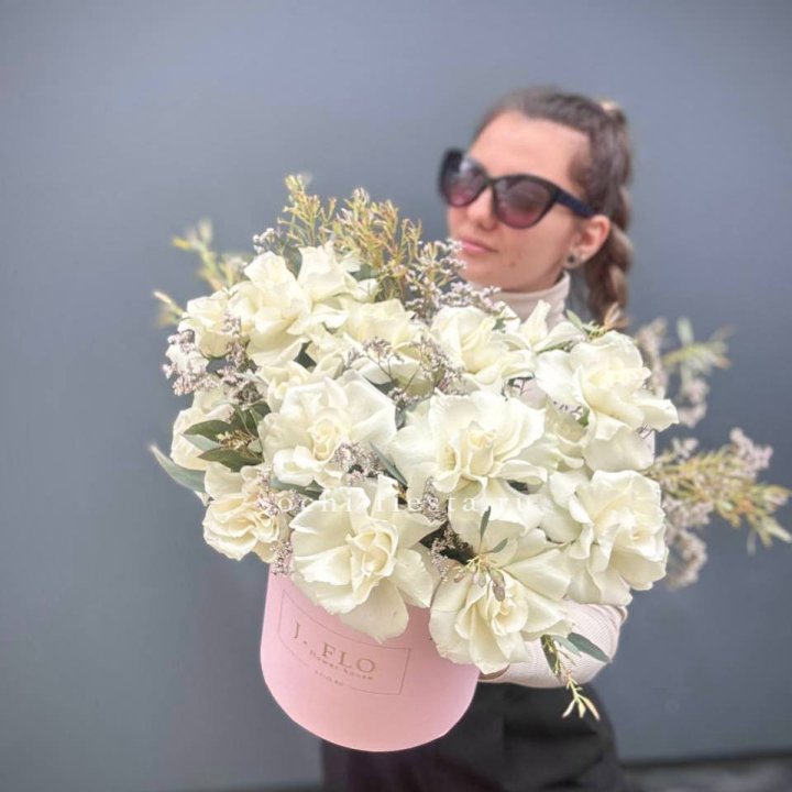 17 Французских белых роз в коробке Афина в Йошкар-Оле